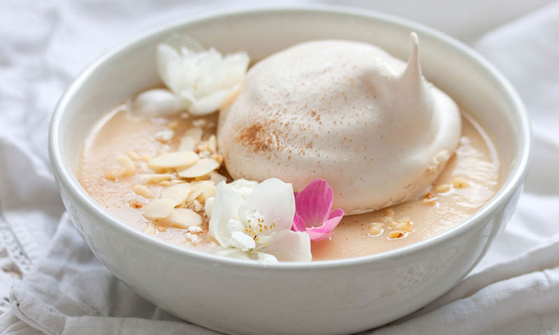 Sopa de turrón con almendras