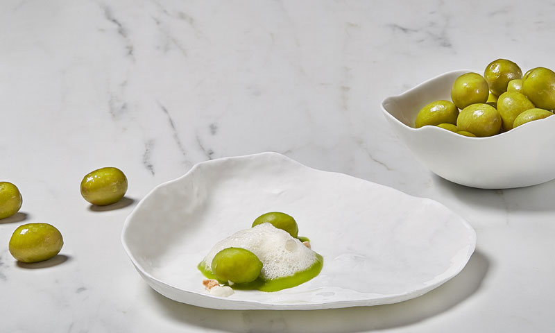 Gazpacho de aceituna gordal, sopa de hierbas y almendras