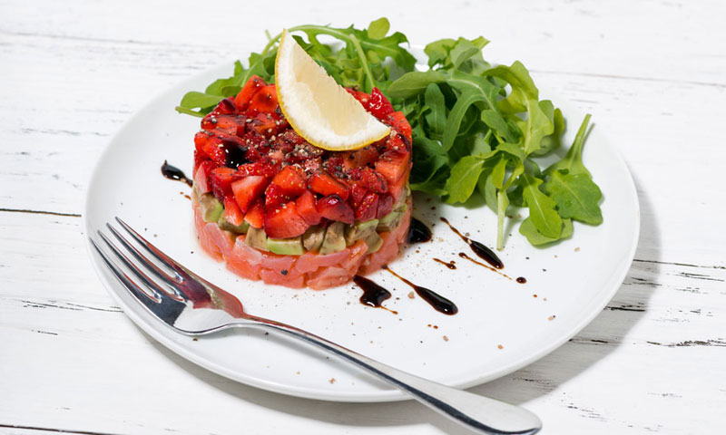 Tartar de salmón con aguacate y fresas