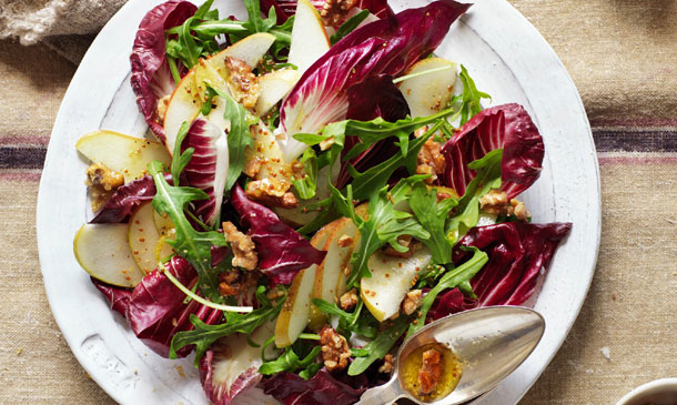 Ensalada de 'radicchio' con pera, nueces garrapiñadas y vinagreta de mostaza