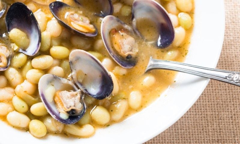 Alubias verdinas con almejas