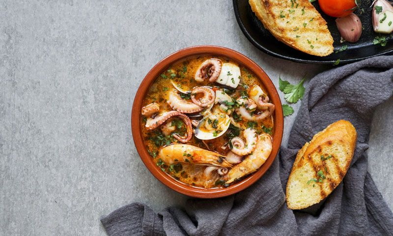 Sopa de pulpo con langostinos y almejas