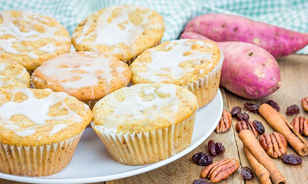 Muffins de boniato con nueces y glaseado de limón Muffins de boniato con nueces y glaseado de limón