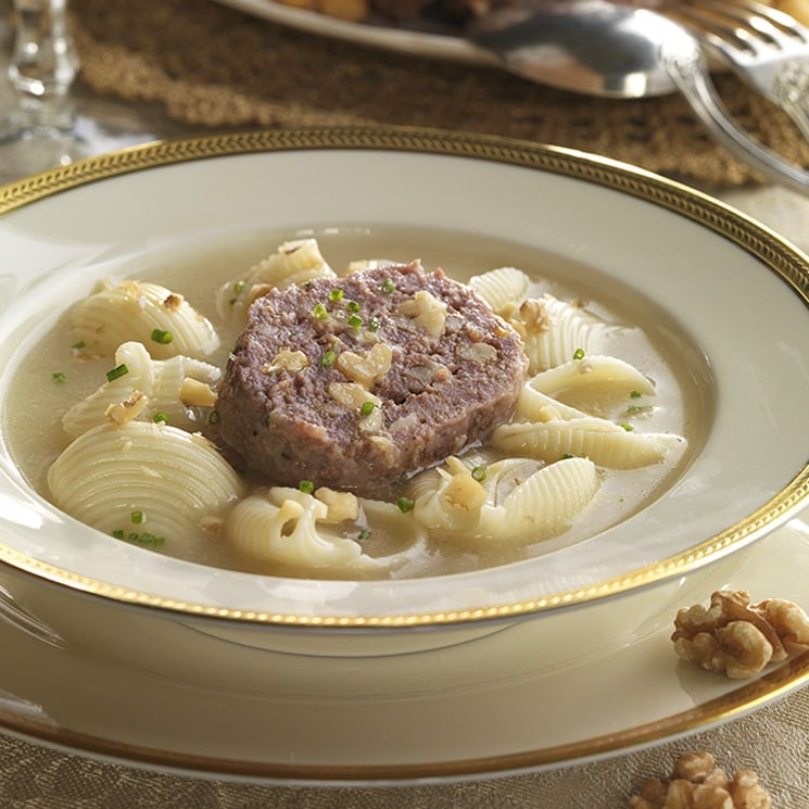 Escudella Y Carn D Olla Con Pilotes Con Nueces<script async src=