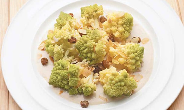 Romanesco con salsa de almendras