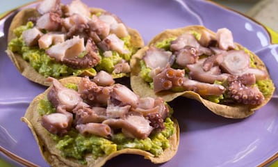 Tacos de pulpo sobre guacamole