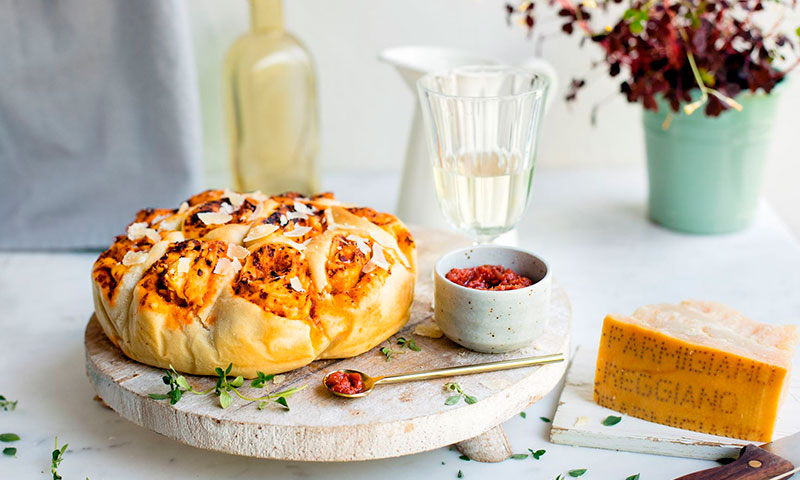 Tarta salada de rosas de Parmigiano Reggiano, paté de tomate seco y almendras