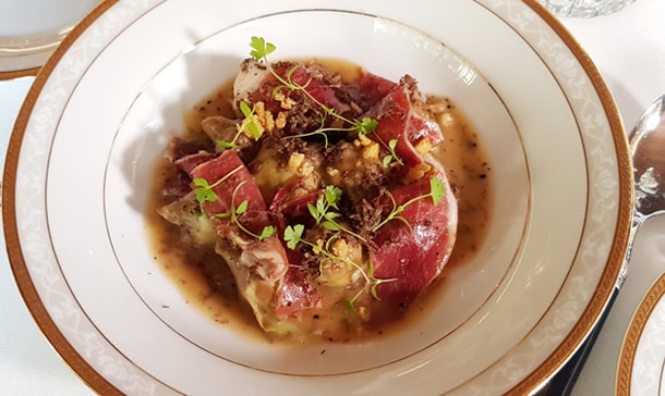 Velouté de alcachofas, jamón ibérico y trufa Velouté de alcachofas, jamón ibérico y trufa