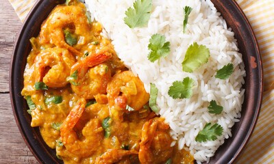 Gambas al curry con arroz