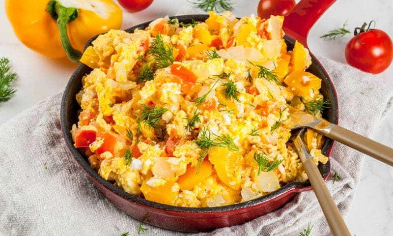 Huevos revueltos con pimientos y calabacín