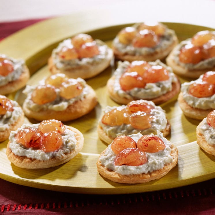 Hojaldres con queso y uvas
