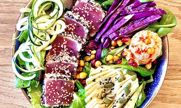 Ensalada 'full protein' de tataki de atún