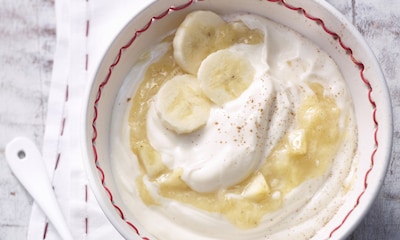 Postre frío de yogur con plátano y pera
