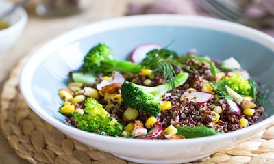 Ensalada de quinoa roja con brócoli y otros vegetales