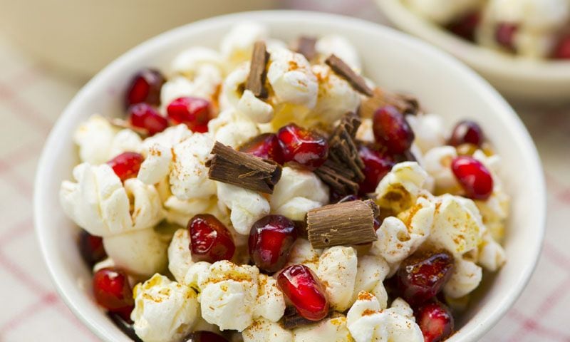 Palomitas con semillas de granada y chocolate