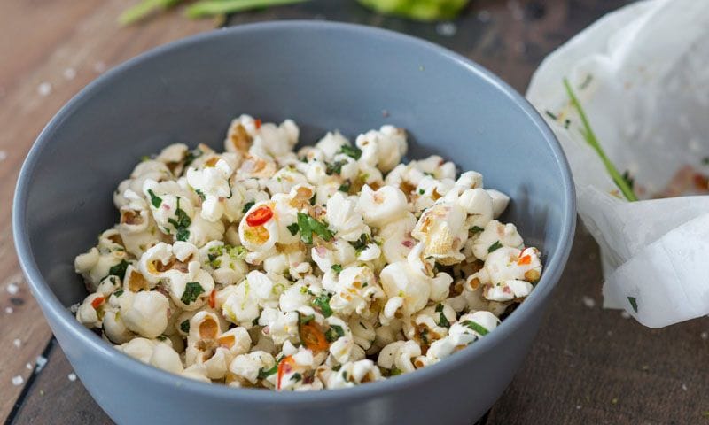 Palomitas con chile y cilantro