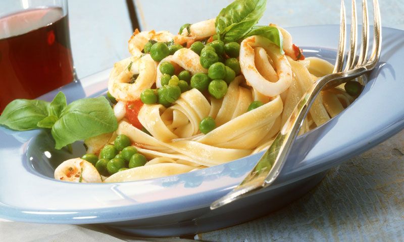 Pasta con sepia y guisantes