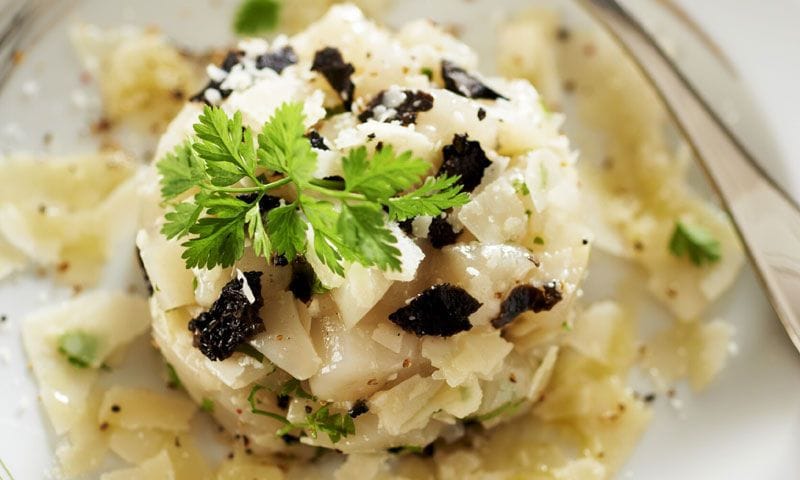 Tartar de vieiras con trufa negra y parmesano