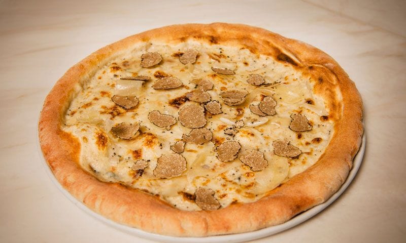 Pizza con bechamel y trufa