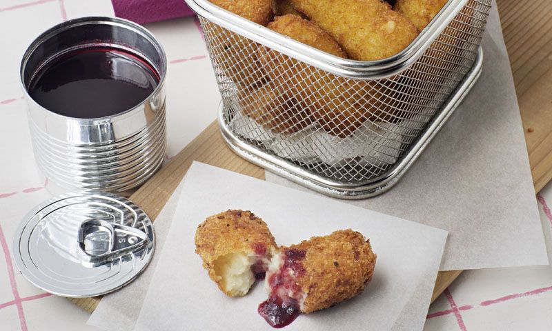 Croquetas de gorgonzola y nata con salsa de cerezas