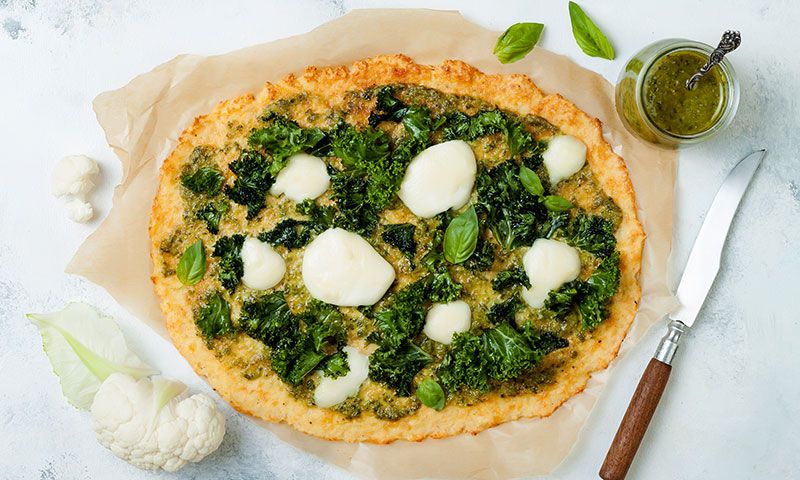 Pizza de coliflor con pesto, kale y mozzarella