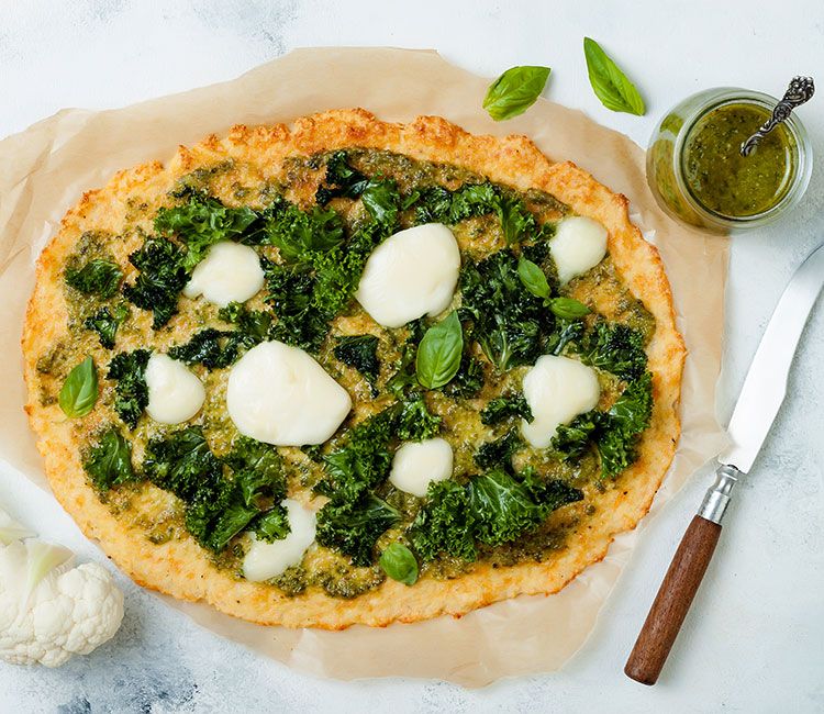 Pizza de coliflor con pesto, kale y mozzarella Pizza de coliflor con pesto, kale y mozzarella