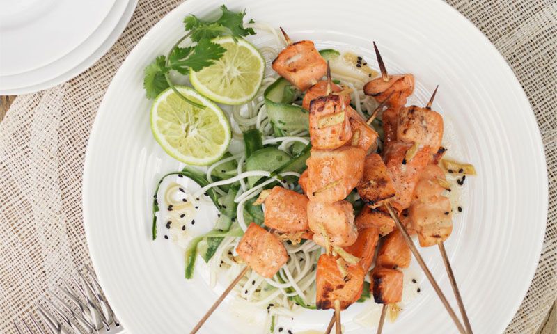 Brochetas de salmón sobre 'noodles'