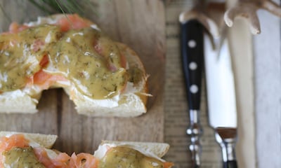 'Bagels' con queso crema, salmón ahumado y mostaza