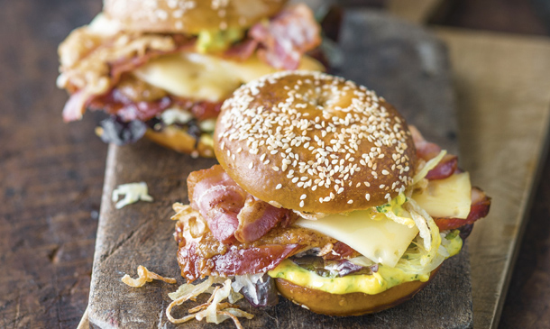 'Bagels' con beicon, queso y revuelto de huevos 'Bagels' con beicon, queso y revuelto de huevos