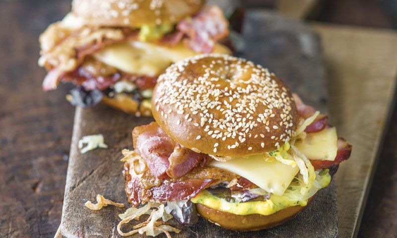 'Bagels' con beicon, queso y revuelto de huevos