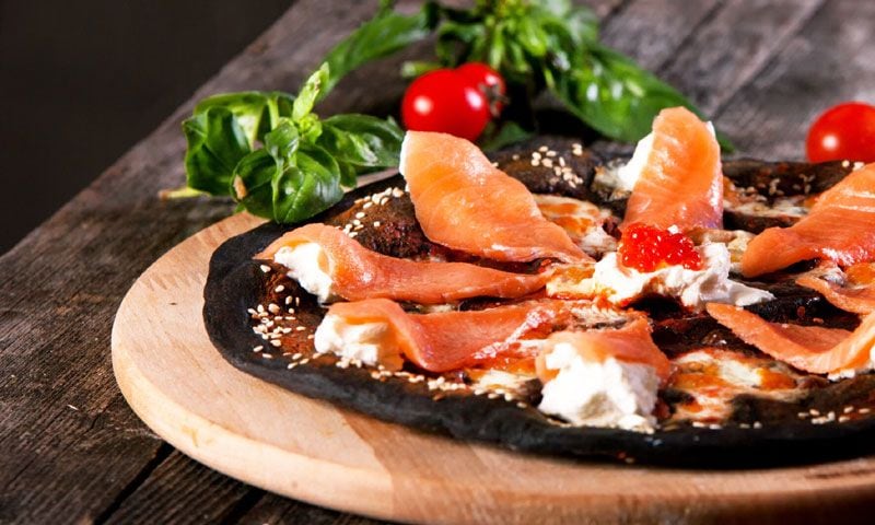 Pizza negra con salmón ahumado y queso crema