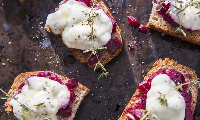 Tosta de remolacha con mousse de queso