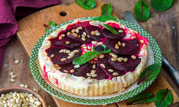 Tarta salada de remolacha con queso de cabra y piñones