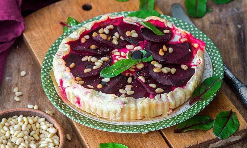 Tarta salada de remolacha con queso de cabra y piñones