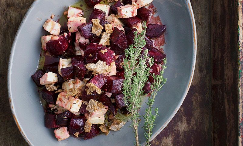 Ensalada de remolacha con queso feta, vinagreta de miel y un toque crujiente