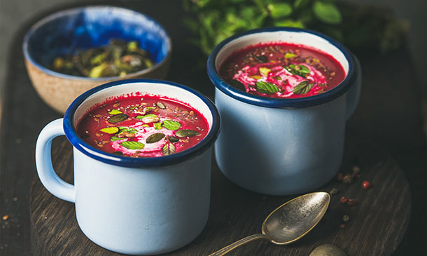 Crema de remolacha con yogur y semillas