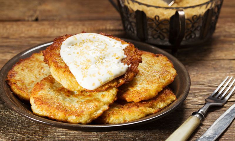 Tortitas de patata con azúcar moreno y 'cream sour'