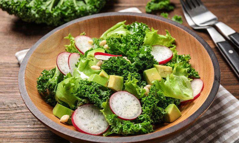 Ensalada de kale, rábano y aguacate