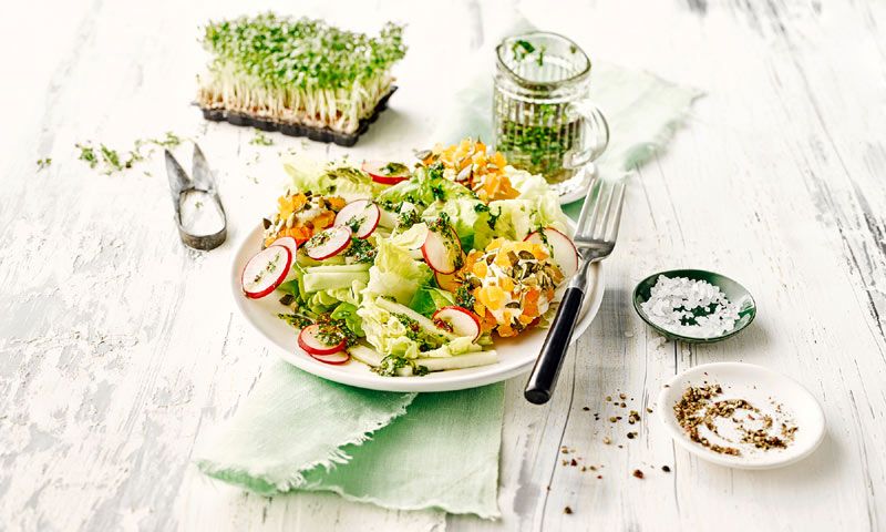 Ensalada de primavera con vinagreta de hierbas