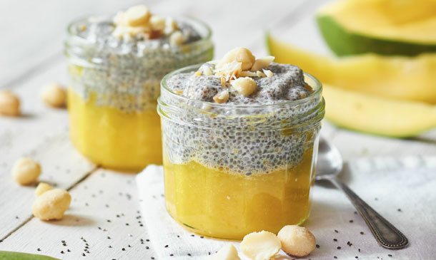 Pudin de chía y mango con nueces de macadamia Pudin de chía y mango con nueces de macadamia