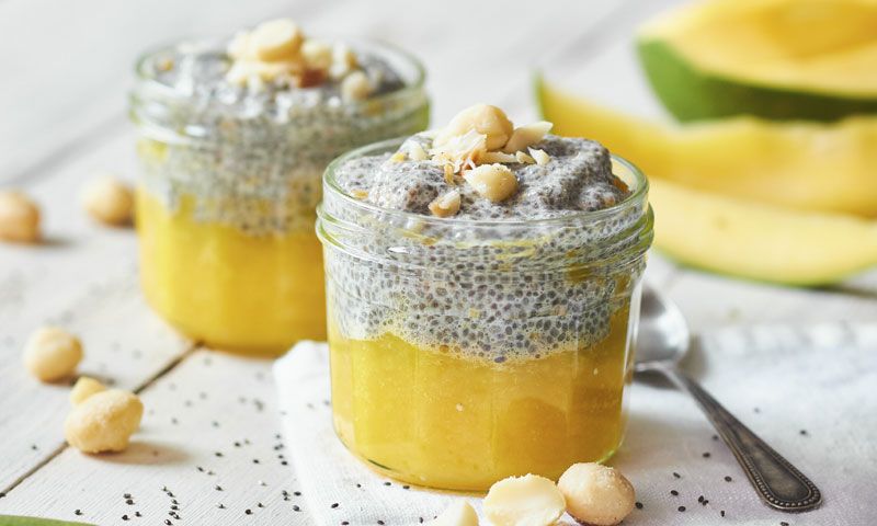 Pudin de chía y mango con nueces de macadamia