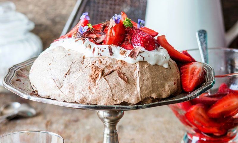 'Pavlova' de chocolate y fresas