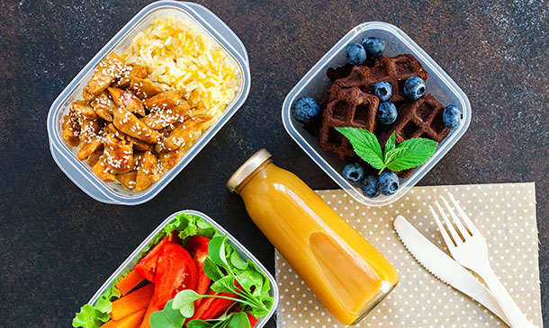 Táper con cerdo teriyaki con arroz, ensalada y gofre de chocolate con arándanos Táper con cerdo teriyaki con arroz, ensalada y gofre de chocolate con arándanos