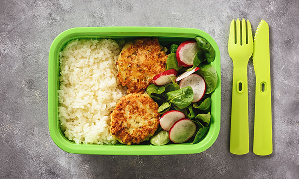 Hamburguesas de pollo con arroz blanco y ensalada. Receta de táper Hamburguesas de pollo con arroz blanco y ensalada. Receta de táper