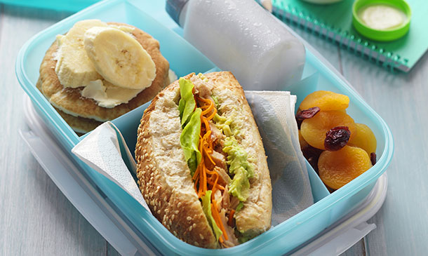 Tartera con bocadillo de ventresca con aguacate, pita con queso y plátano y frutas secas Tartera con bocadillo de ventresca con aguacate, pita con queso y plátano y frutas secas