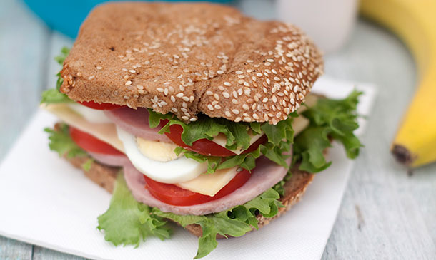 Bocadillo de pavo con huevo, tomate, lechuga y queso. Receta de táper Bocadillo de pavo con huevo, tomate, lechuga y queso. Receta de táper