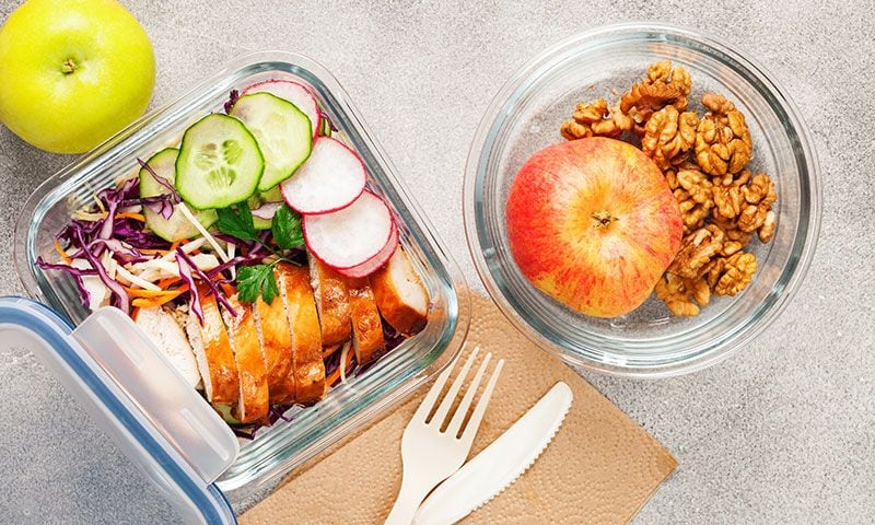 Táper de pechuga de pollo al horno con ensalada de col