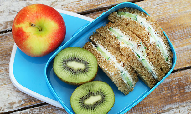 Sándwich de pepino con queso cremoso. Táper de dieta Sándwich de pepino con queso cremoso. Táper de dieta
