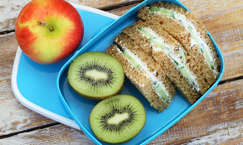 Sándwich de pepino con queso cremoso. Táper de dieta