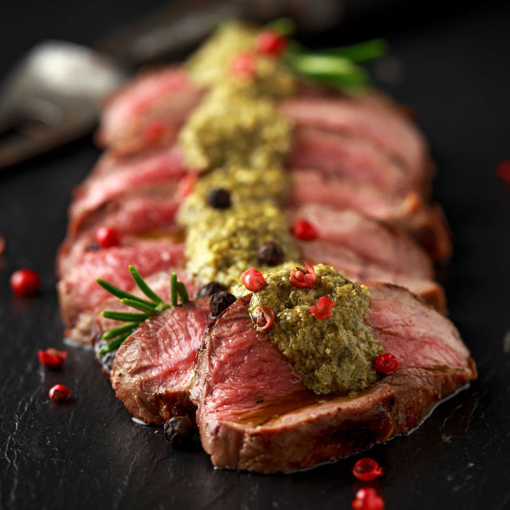 Ciervo con pesto y pimienta rosa
